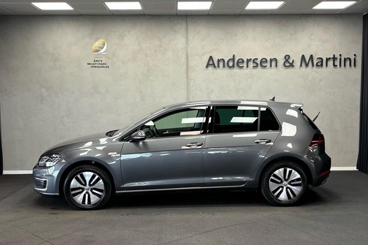 Grå VW Golf fra 2020