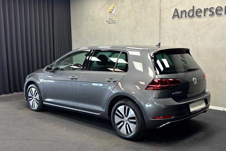 Grå VW Golf fra 2020
