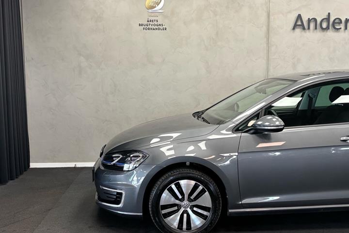 Grå VW Golf fra 2020
