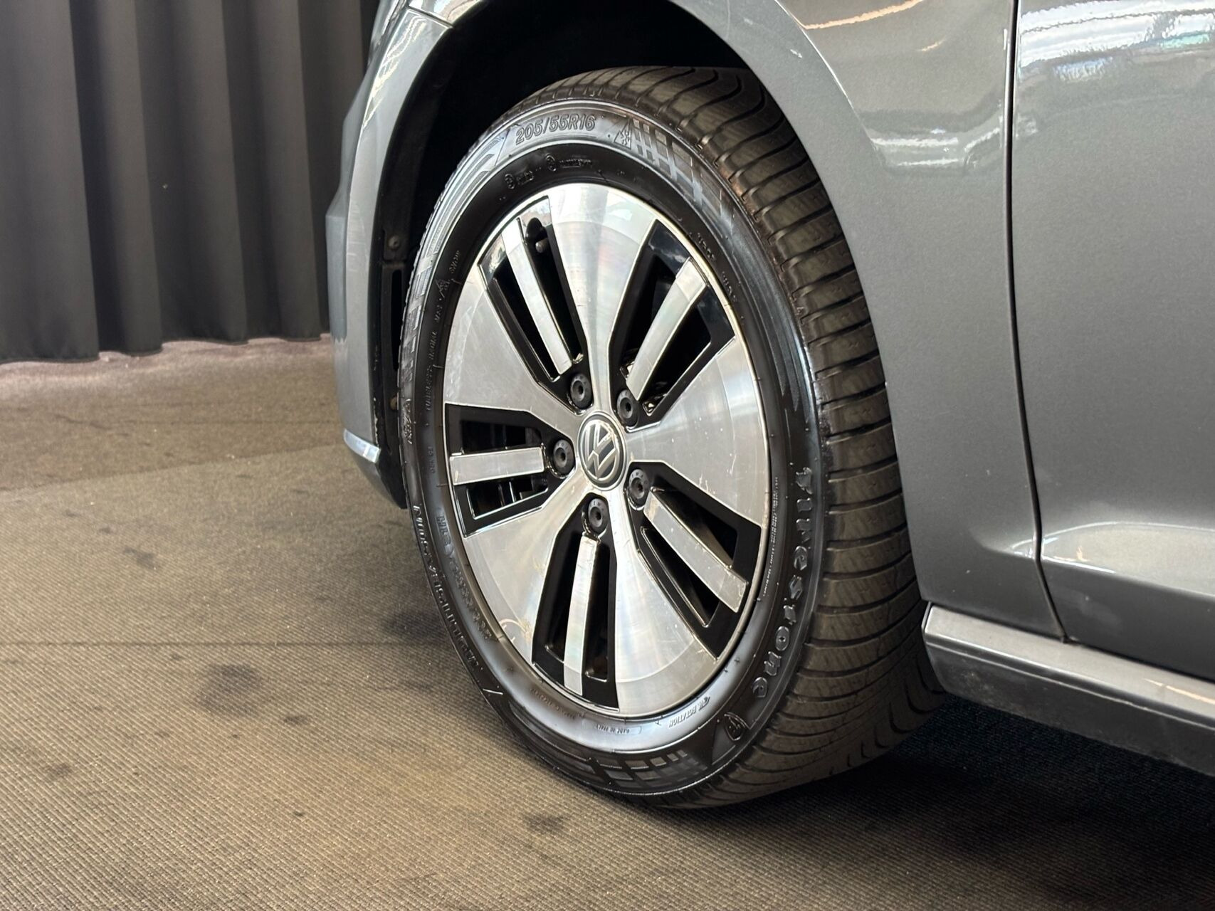 Grå VW Golf fra 2020