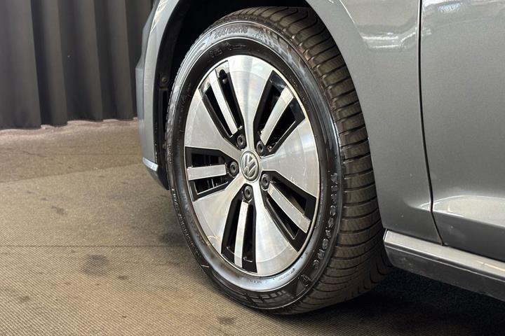 Grå VW Golf fra 2020