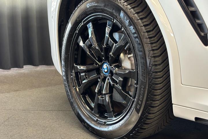 Hvid BMW iX3 fra 2022