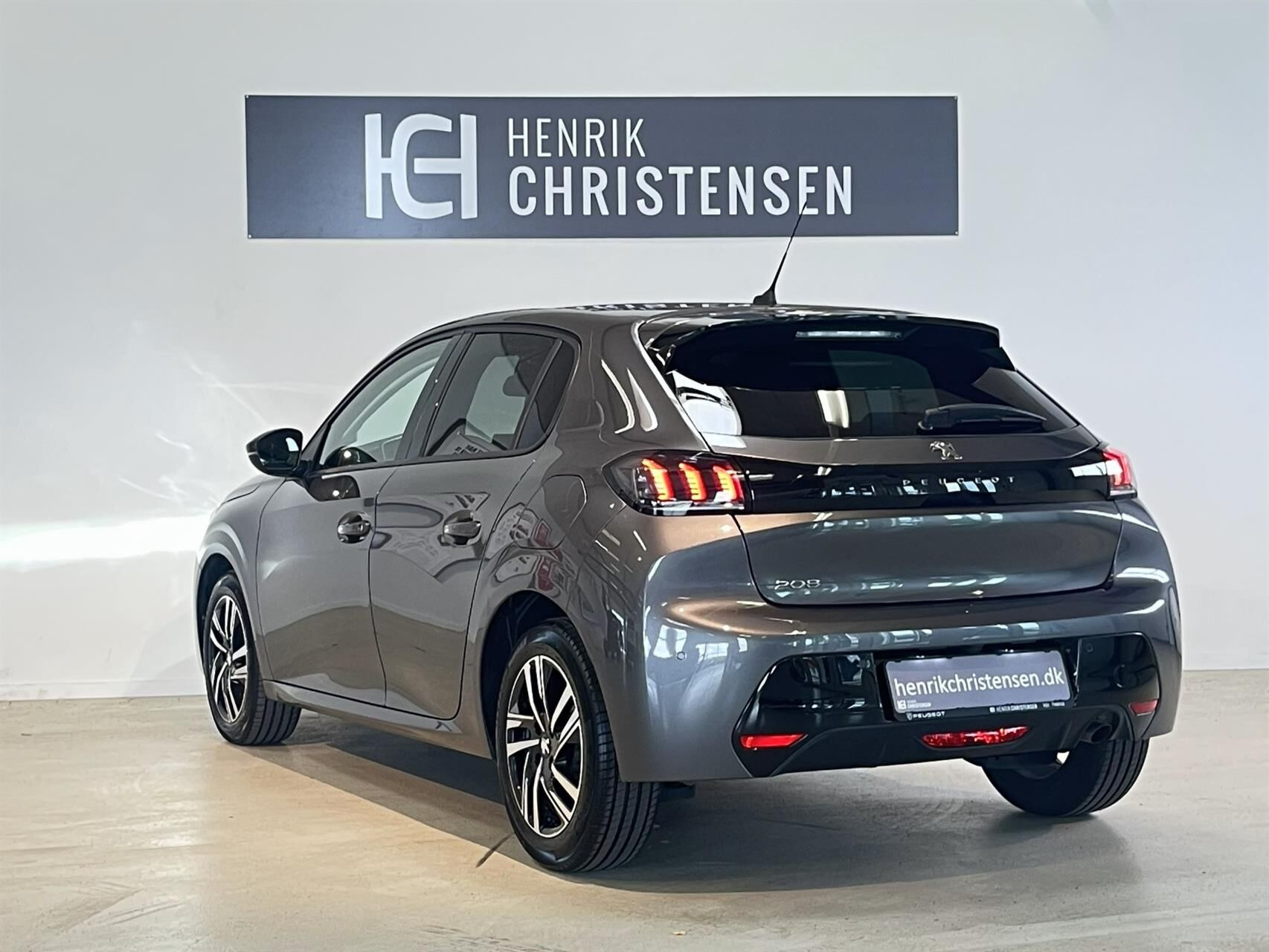Grå Peugeot 208 fra 2023