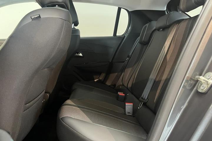 Grå Peugeot 208 fra 2023