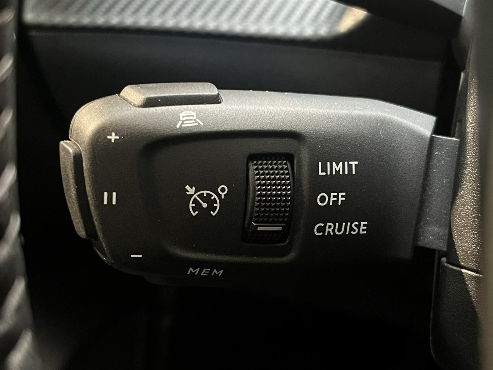 Grå Peugeot 208 fra 2023