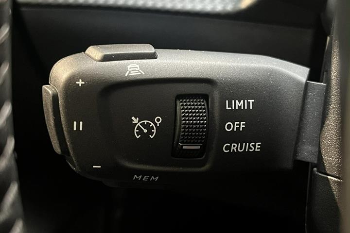 Grå Peugeot 208 fra 2023