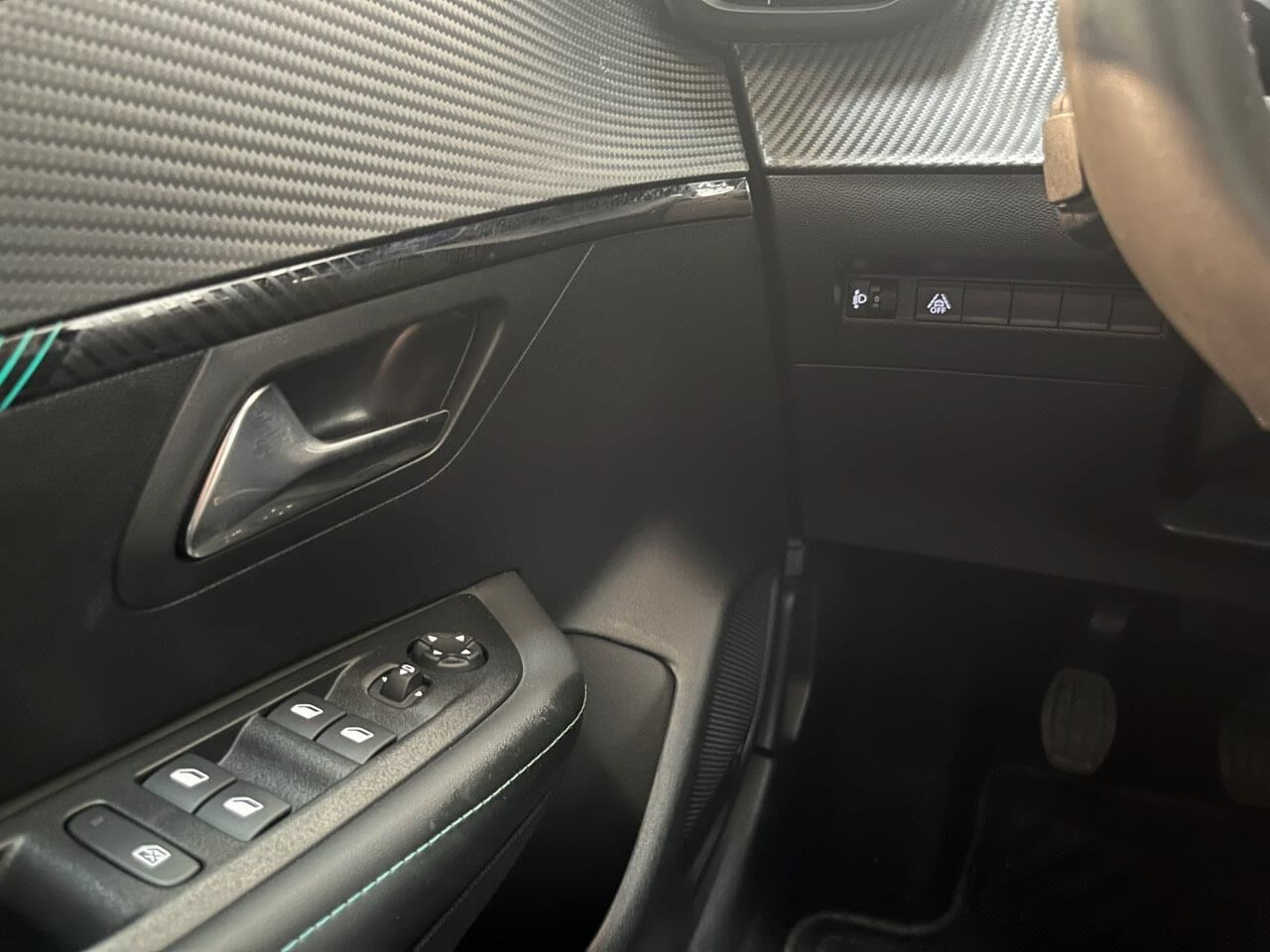 Grå Peugeot 208 fra 2023