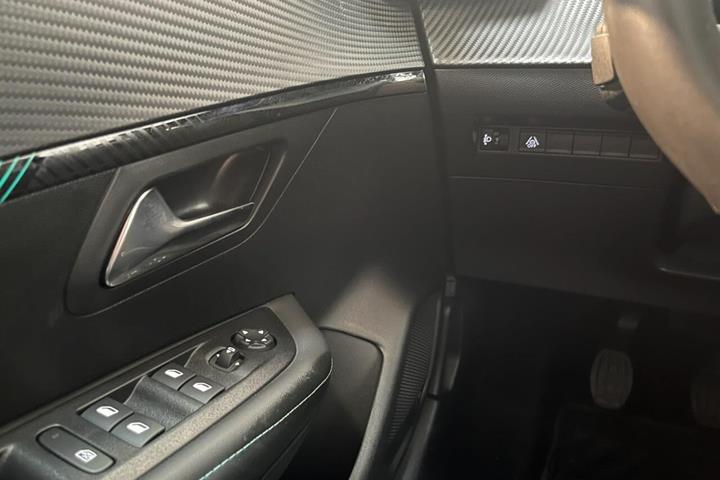 Grå Peugeot 208 fra 2023