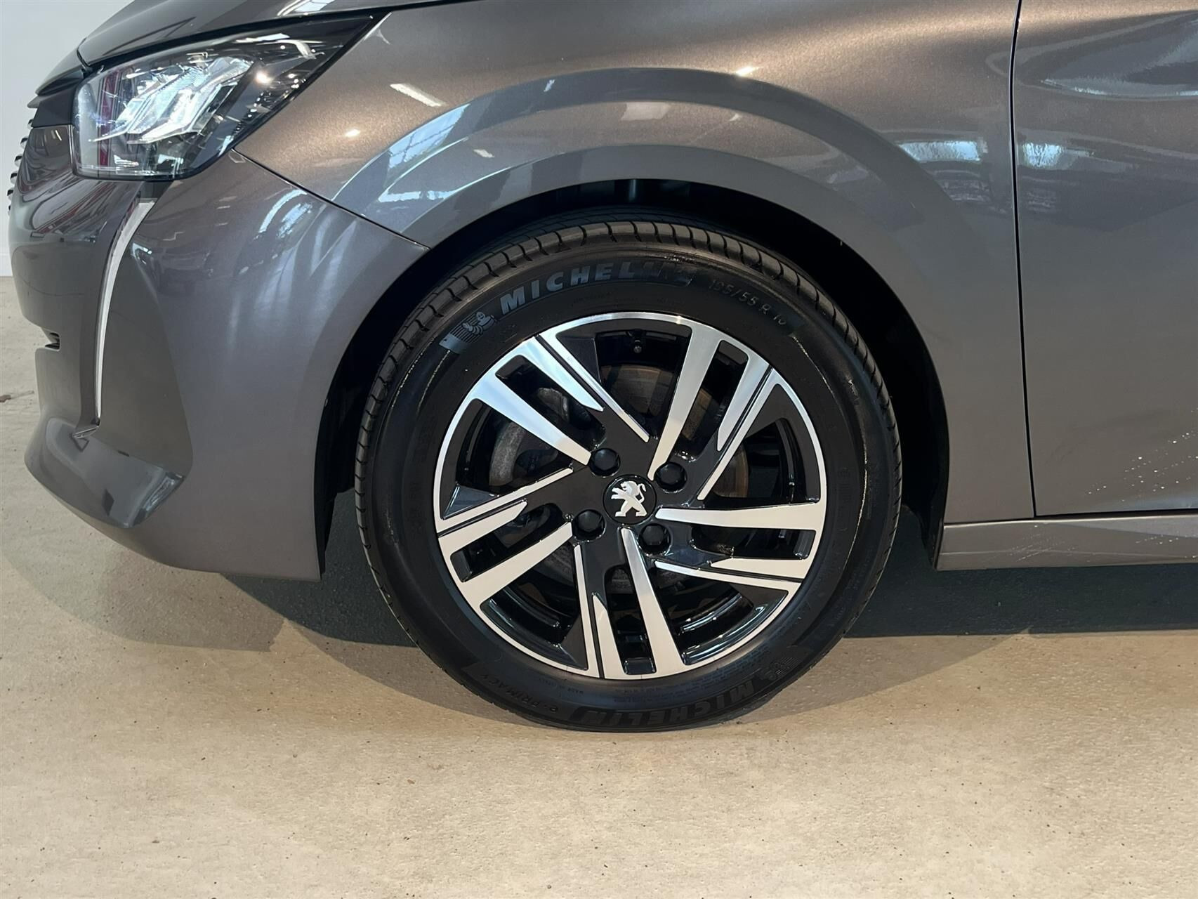 Grå Peugeot 208 fra 2023