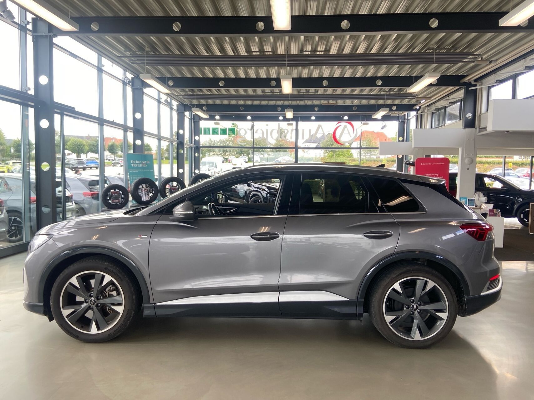 Grå Audi Q4 fra 2025