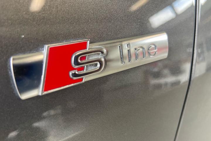 Grå Audi Q4 fra 2025