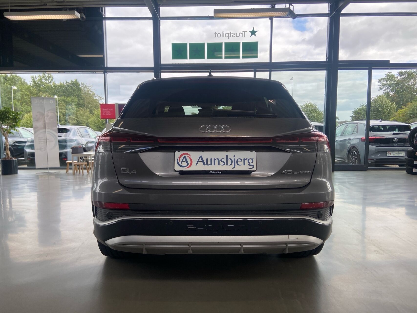 Grå Audi Q4 fra 2025