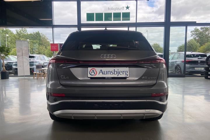 Grå Audi Q4 fra 2025
