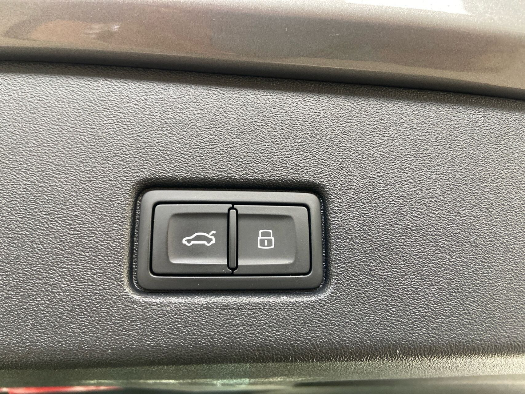 Grå Audi Q4 fra 2025
