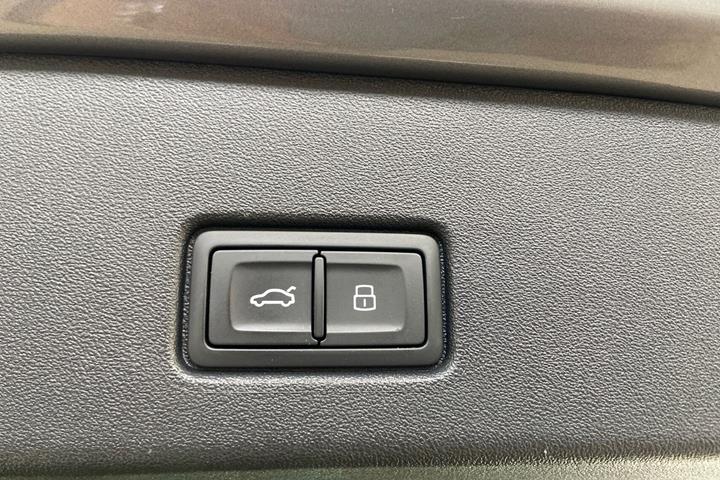 Grå Audi Q4 fra 2025