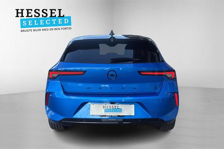 Blå Opel Astra-e fra 2024