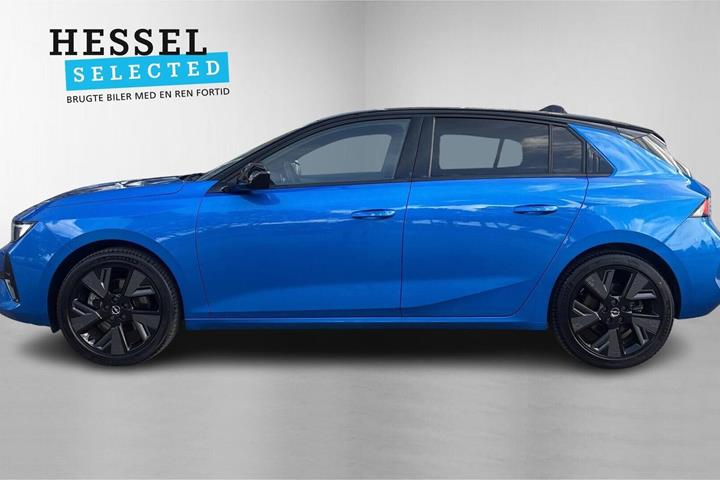 Blå Opel Astra-e fra 2024