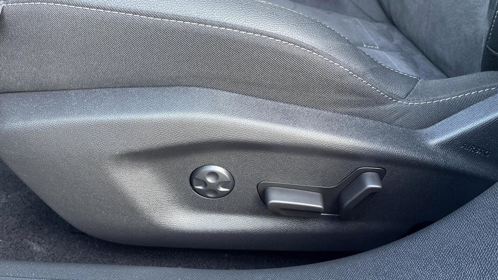 Blå Opel Astra-e fra 2024