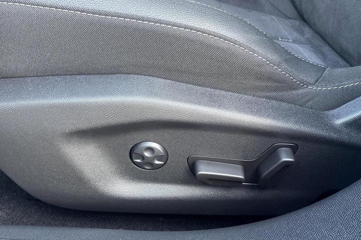 Blå Opel Astra-e fra 2024