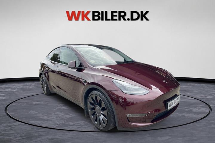 Rød Tesla Model Y fra 2024 set udefra