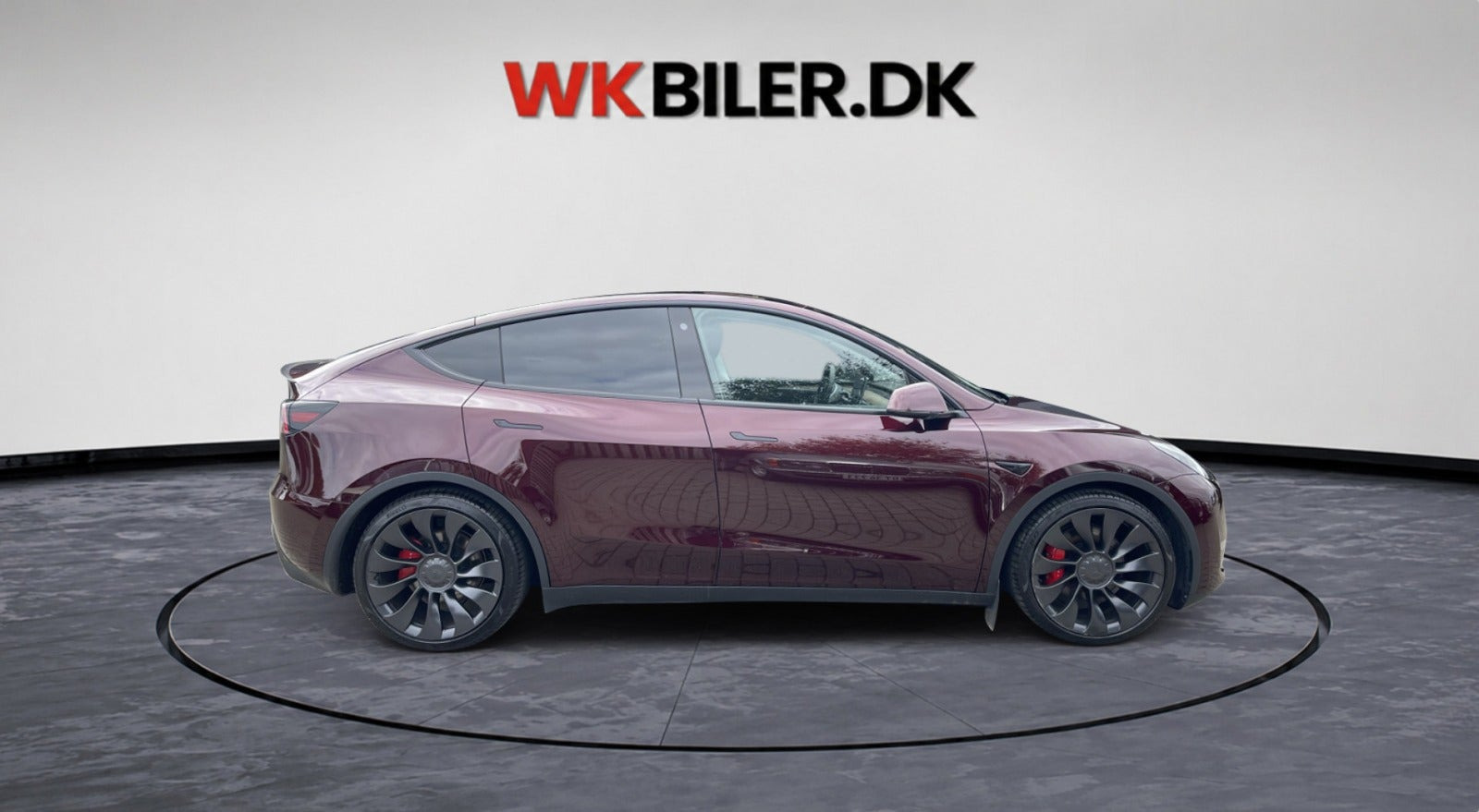 Rød Tesla Model Y fra 2024