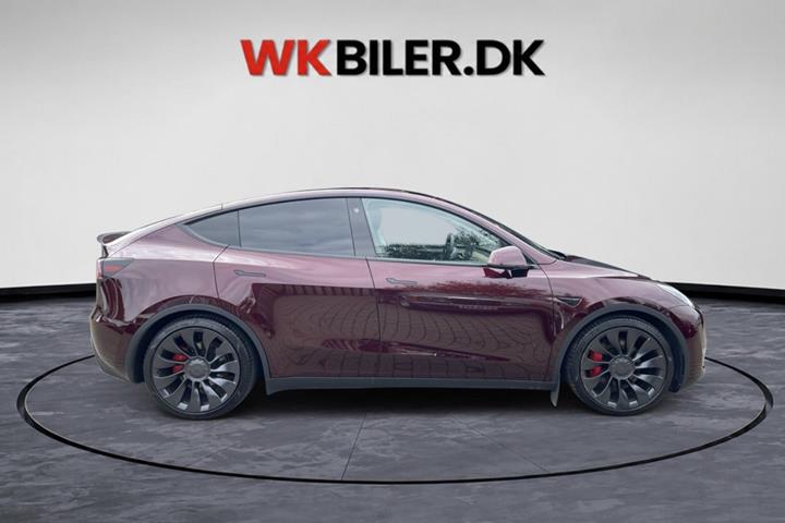 Rød Tesla Model Y fra 2024