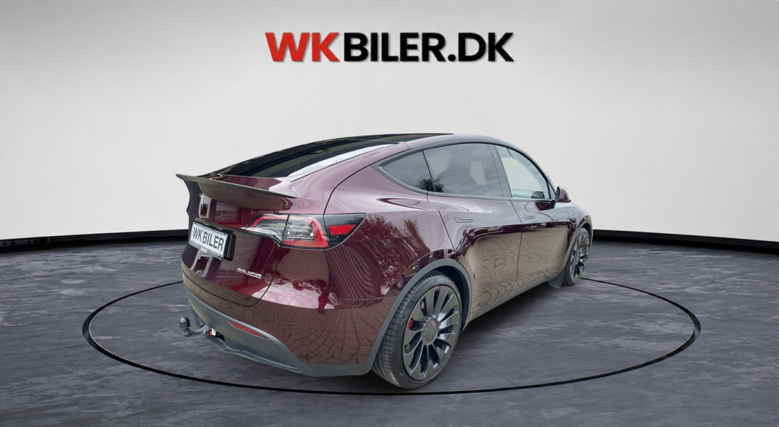 Rød Tesla Model Y fra 2024