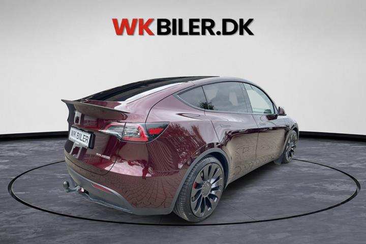 Rød Tesla Model Y fra 2024