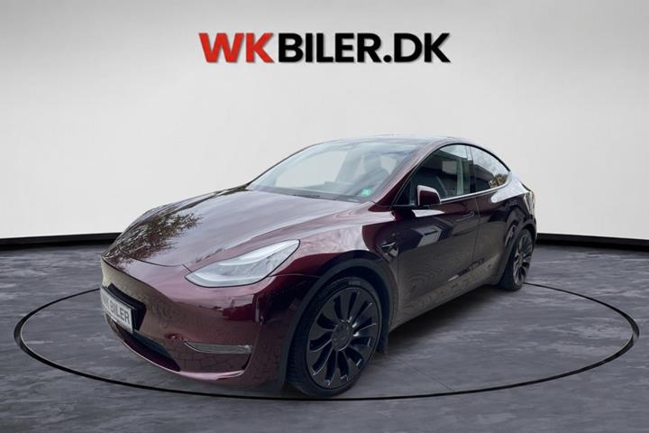 Rød Tesla Model Y fra 2024