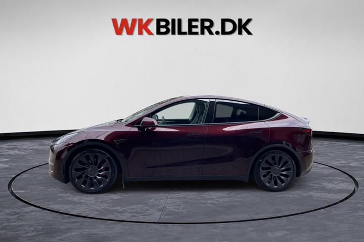 Rød Tesla Model Y fra 2024
