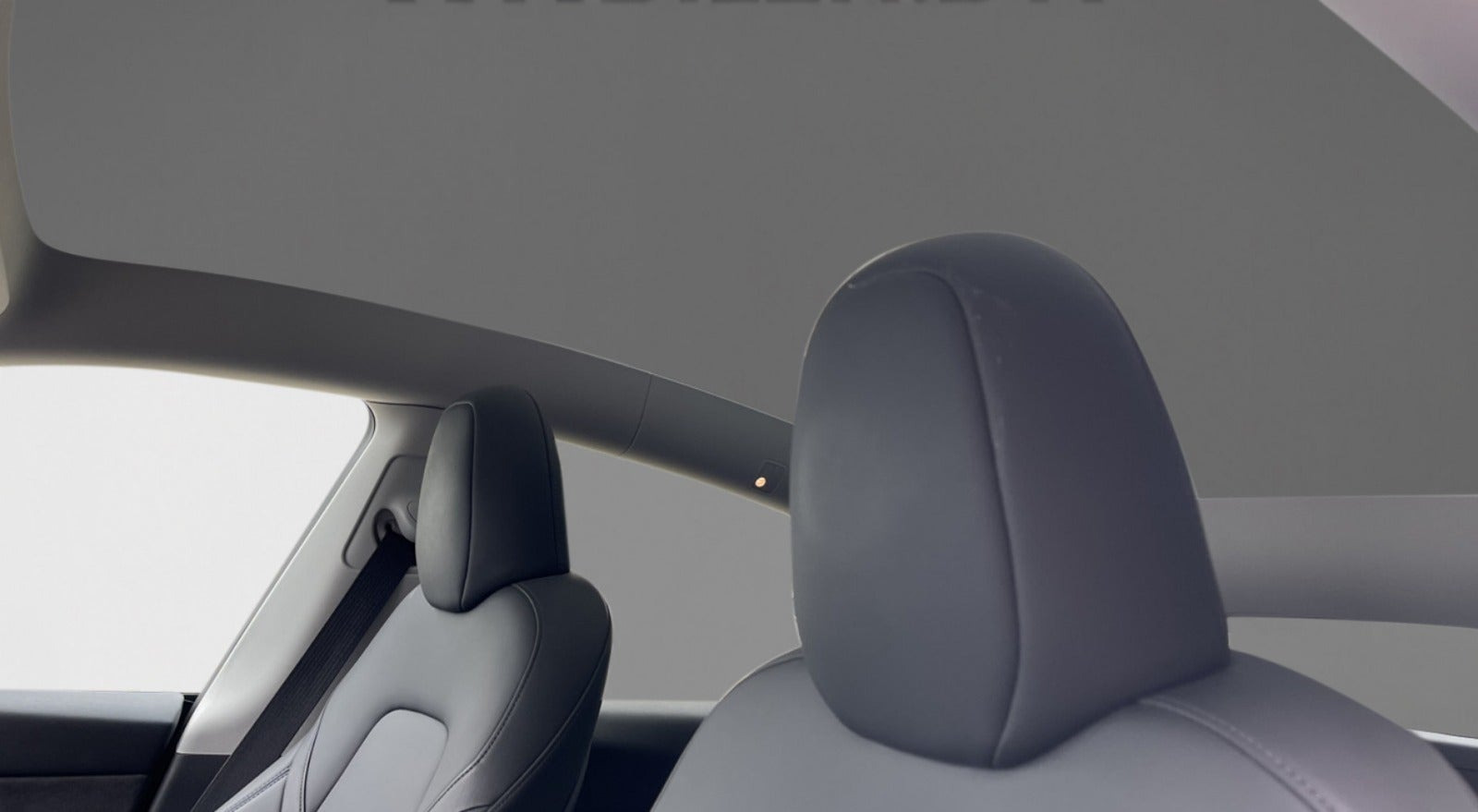 Rød Tesla Model Y fra 2024