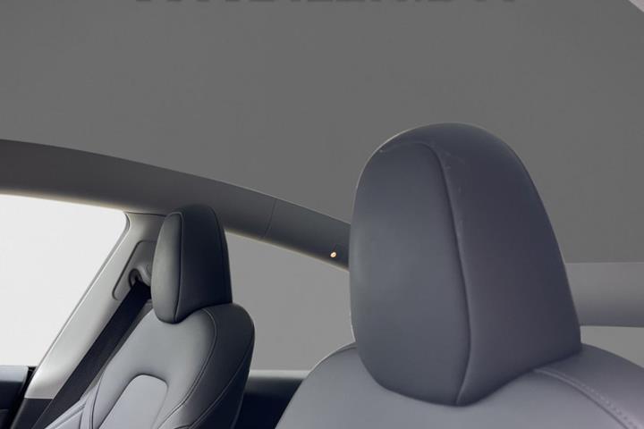 Rød Tesla Model Y fra 2024