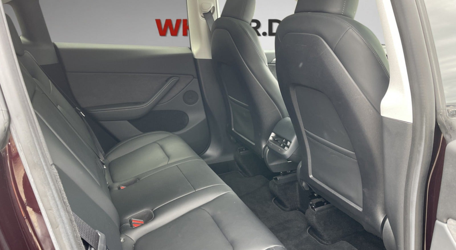Rød Tesla Model Y fra 2024