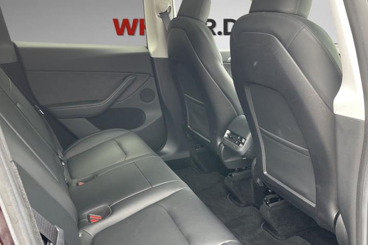 Rød Tesla Model Y fra 2024