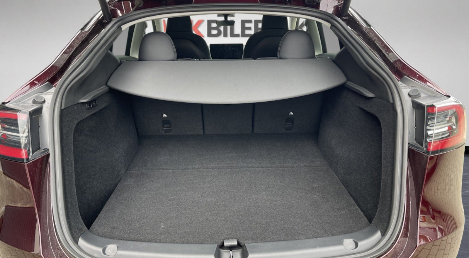 Rød Tesla Model Y fra 2024