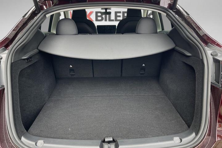 Rød Tesla Model Y fra 2024