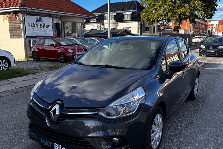 Grå Renault Clio IV fra 2017