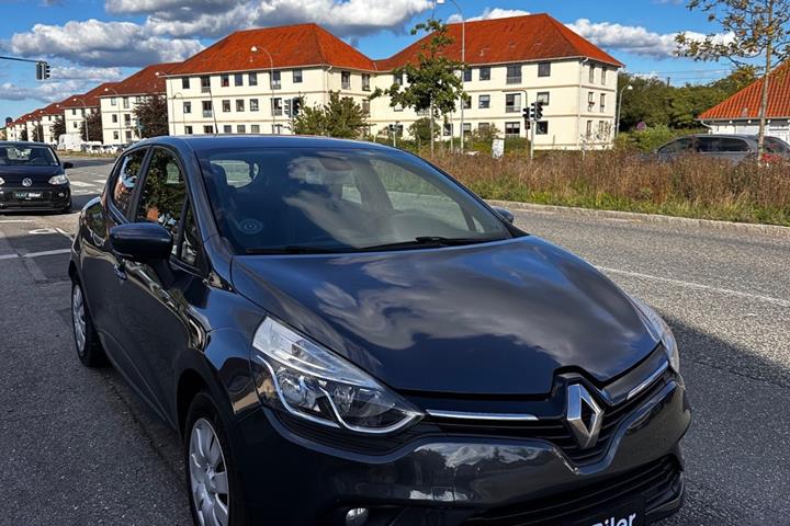 Grå Renault Clio IV fra 2017