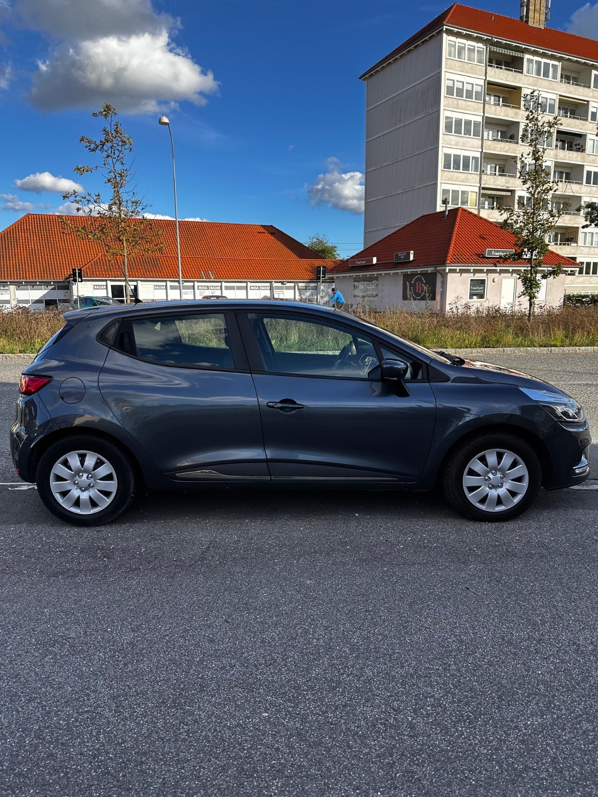 Grå Renault Clio IV fra 2017