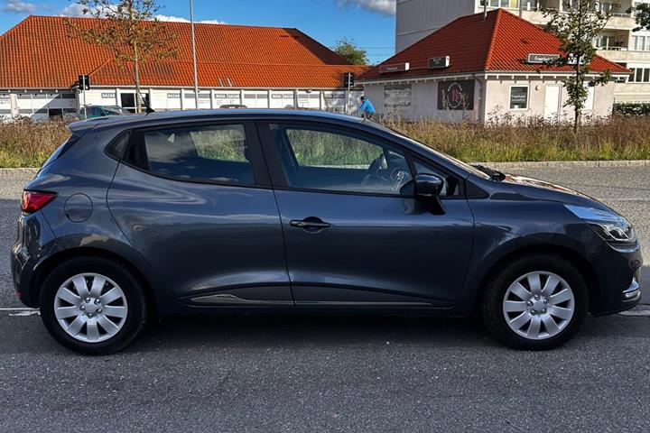 Grå Renault Clio IV fra 2017