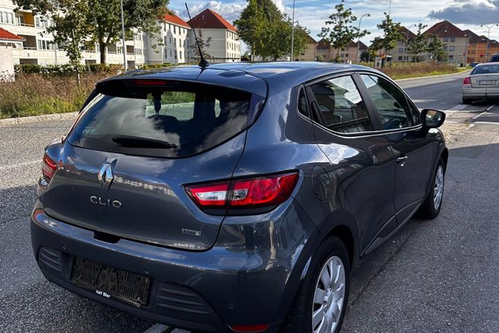 Grå Renault Clio IV fra 2017