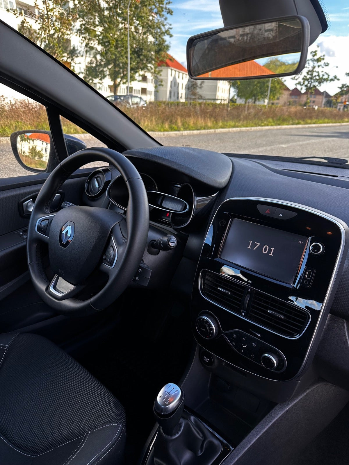 Grå Renault Clio IV fra 2017