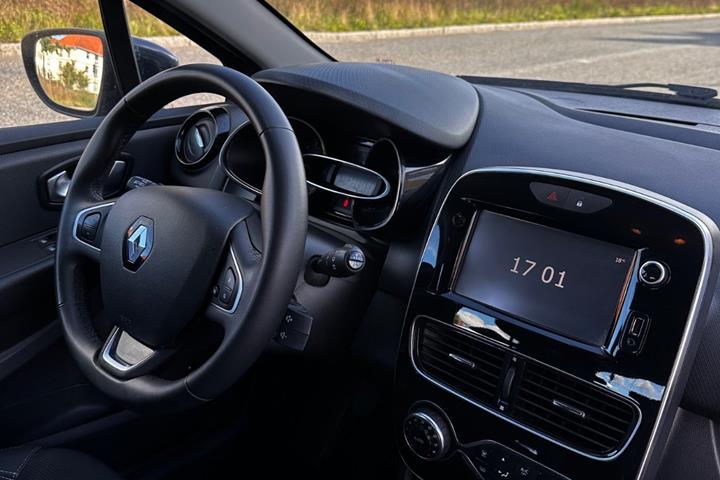Grå Renault Clio IV fra 2017