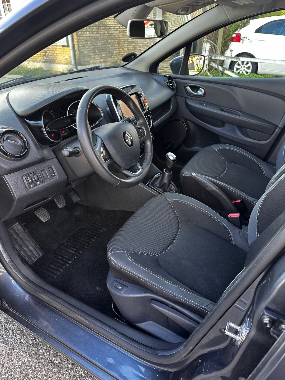 Grå Renault Clio IV fra 2017