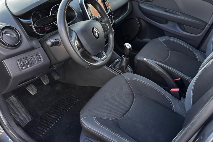 Grå Renault Clio IV fra 2017