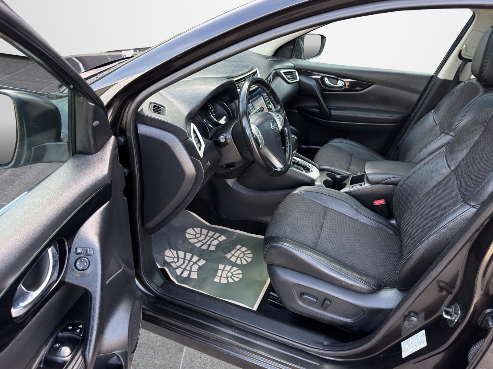Sort Nissan Qashqai fra 2016