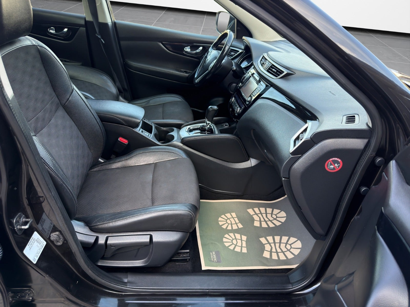 Sort Nissan Qashqai fra 2016