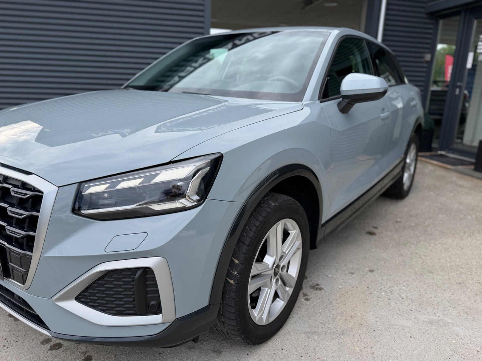 Grå Audi Q2 fra 2022