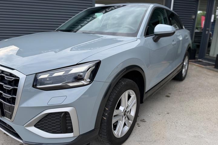 Grå Audi Q2 fra 2022