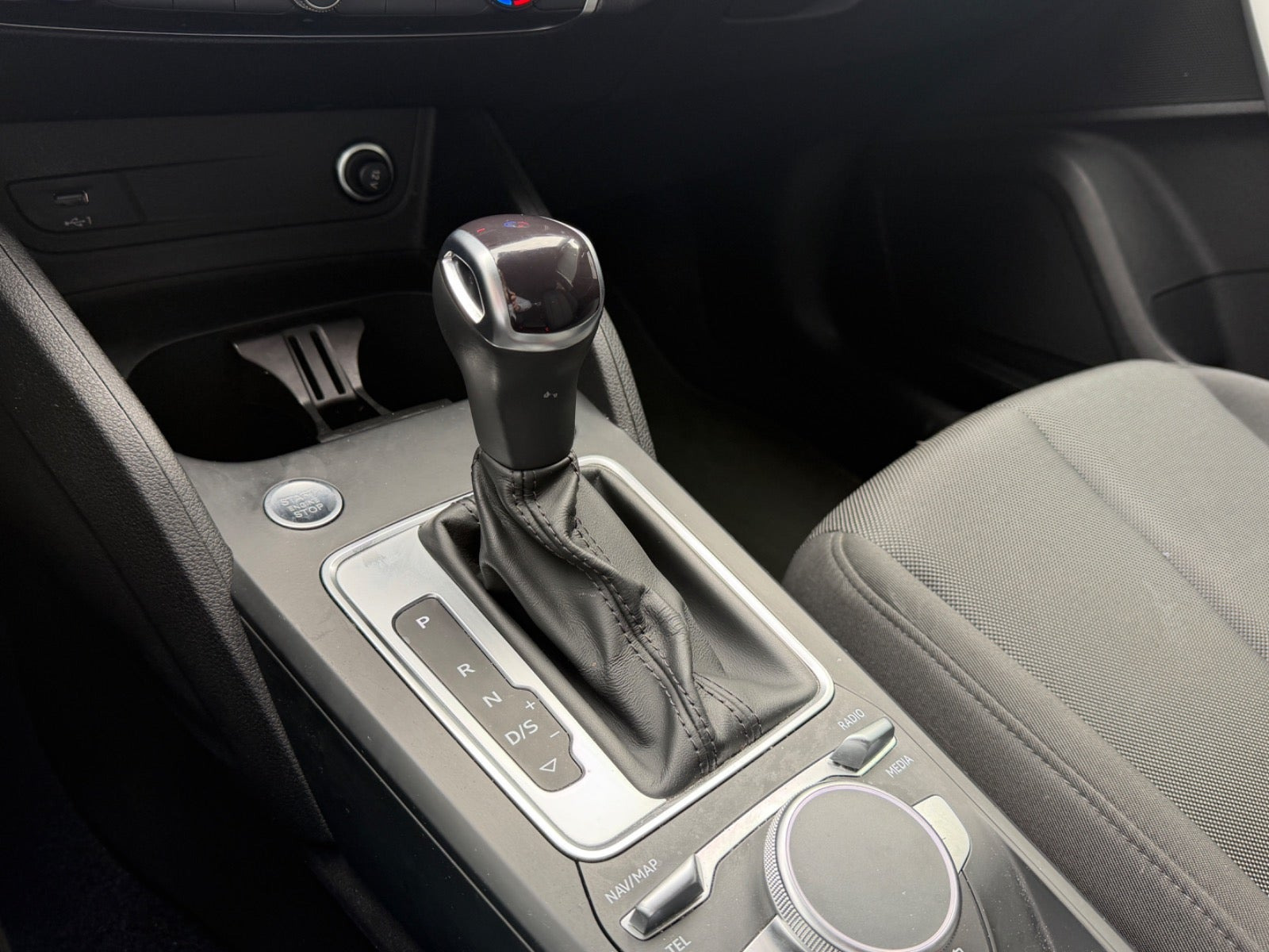 Grå Audi Q2 fra 2022